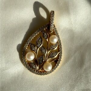 Vintage | Elegant Gold and Pearl Leaf Pendant